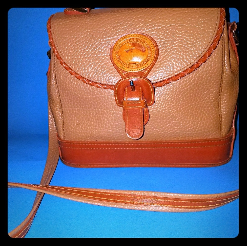 Retro Dooney & Bourke cross body great bag.